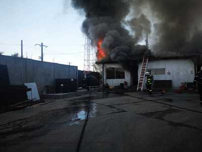 Incendiu la un bazin cu combustibil, în incinta unui operator economic din Argeş - FOTO, VIDEO