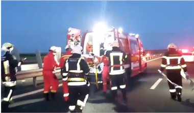 Accident grav în zona localităţii Nădlac, judeţul Arad - o persoană a decedat şi alte 16 au fost rănite