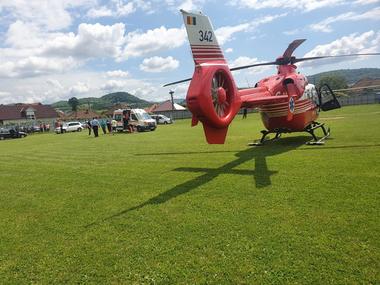 UPDATE - Maramureş: Copil de 2 ani, rănit după ce poarta locuinţei a căzut peste el / Poarta, lovită de o maşină / Victima, transportată cu elicopterul la spital 