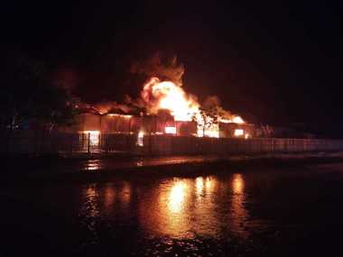 UPDATE - Incendiu puternic la un depozit de mase plastice din Bârlad; pompierii intervin cu 13 autospeciale/ Alimentarea cu apă se face inclusiv dintr-o piscină de mari dimensiuni - FOTO, VIDEO