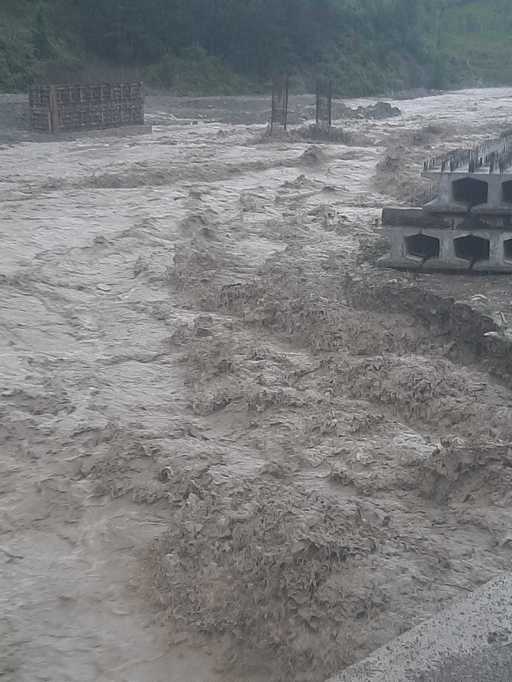 Un sat din Vrancea a rămas izolat după ce o viitură a distrus drumurile de acces/ Circulaţia, deschisă doar pentru pietoni, pe o punte de lemn - FOTO, VIDEO