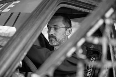 UPDATE - Un autoturism care participa la o competiţie de off road a fost luat de apă, la trecera râului Oituz, între judeţele Bacău şi Covasna / Pilotul a murit,  copilotul fiind găsit în viaţă / Cine era pilotul / Anunţul Federaţiei  - VIDEO
