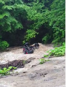 Pilotul decedat în accidentul de la Slănic Moldova este fostul campion national Adrian Cernea / Maşina a fost luată de viitură, la trecerea râului / Concursul a fost oprit / Anchetă pentru a stabili cauzele tragediei - VIDEO