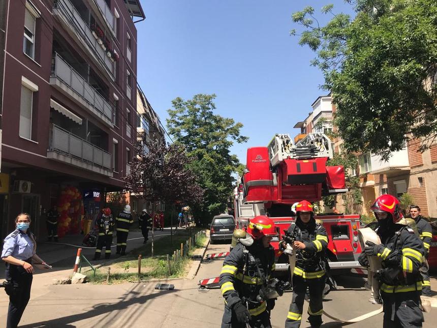 Timişoara: 29 de persoane, între care patru copii, evacuate dintr-un bloc din cauza unui incendiu izbucnit într-un apartament aflat la mansardă/ Proprietara locuinţei a suferit un atac de panică - FOTO, VIDEO