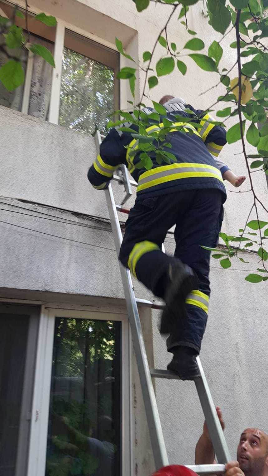 Copil de doi ani din Focşani, salvat de pompieri de pe pervazul unei ferestre de la etajul întâi

