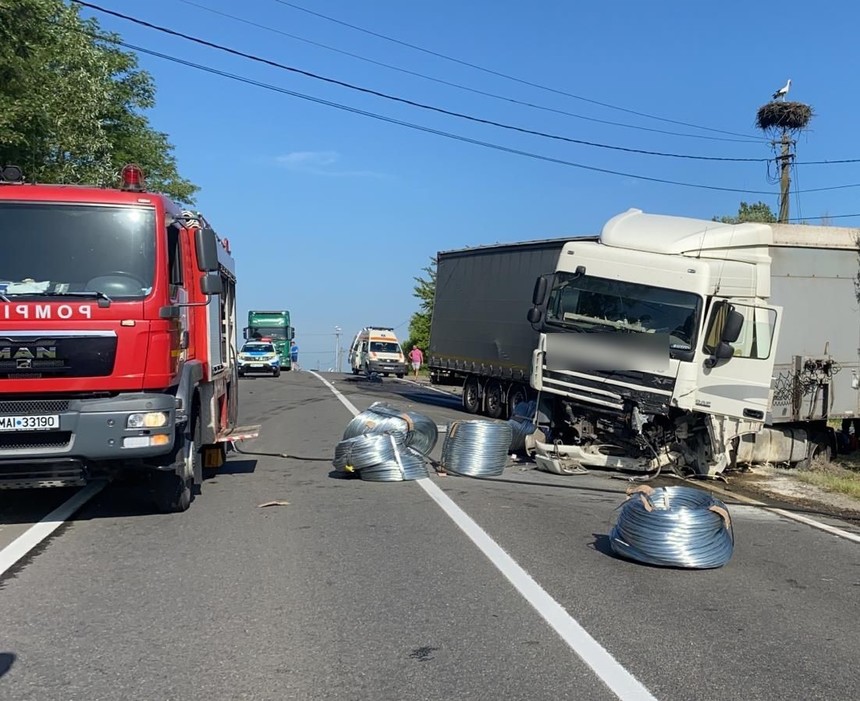 UPDATE - Trei persoane au murit într-un accident rutier produs în judeţul Cluj - doi adulţi şi o fetiţă de 6 ani / Un băiat de 10 ani a fost rănit