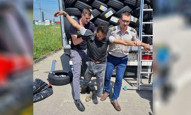 Giurgiu: Tânăr afgan, salvat după ce a fost descoperit fără cunoştinţă în remorca unui TIR ce venea din Turcia - FOTO, VIDEO