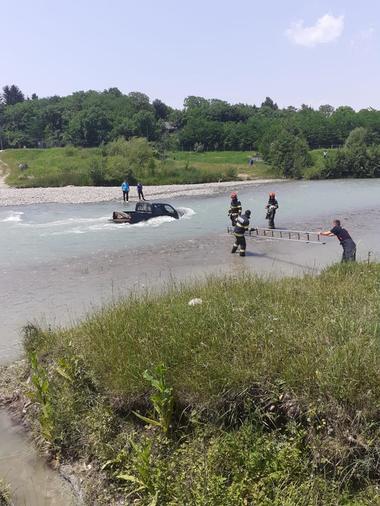 Prahova: Autoturism luat de apele umflate ale râului Teleajen. Pompierii au intervenit în sprijinul a două persoane aflate în maşină - VIDEO