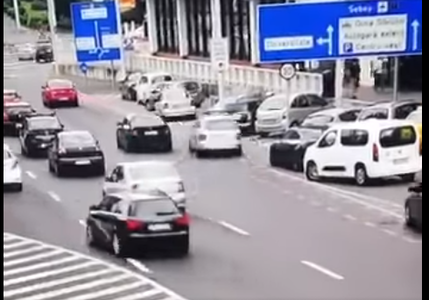 Sibiu: Un tânăr de 20 de ani, urmărit în trafic de Poliţie, după ce nu a acordat prioritate pietonilor şi maşinilor, a lovit un autoturism parcat şi a depăşit prin dreapta o coloană de maşini – VIDEO