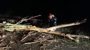 Acţiuni ale pompierilor în mai  multe zone afectate de furtuni - FOTO
