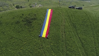UPDATE - Un drapel lung de 15 metri a fost amplasat de jandarmii buzoieni pe un deal din apropierea rezervaţiei naturale Vulcanii Noroioşi  / Un drapel similar a fost amplasat pe Stânca Teherău, în zona Siriu - FOTO