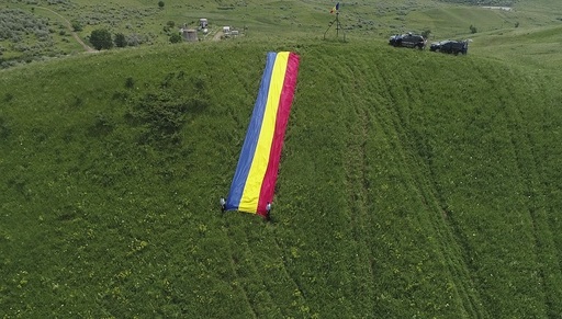 UPDATE - Un drapel lung de 15 metri a fost amplasat de jandarmii buzoieni pe un deal din apropierea rezervaţiei naturale Vulcanii Noroioşi  / Un drapel similar a fost amplasat pe Stânca Teherău, în zona Siriu - FOTO