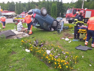 Şase răniţi, după ce două autoturisme s-au ciocnit violent la intrarea în localitatea prahoveană Cornu - FOTO 
