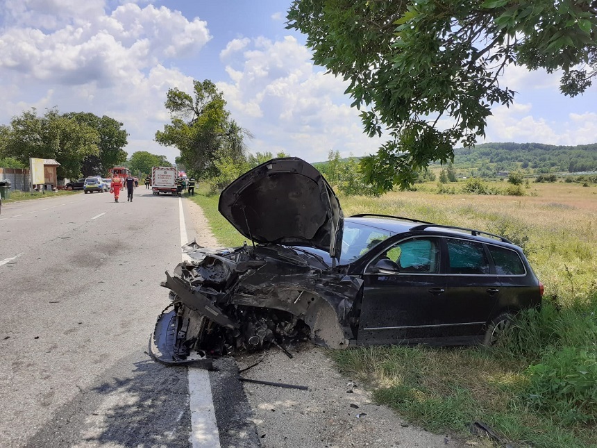 Accident grav la limita dintre judeţele Gorj şi Vâlcea. O persoană a murit şi alte patru, între care doi copii, sunt rănite - FOTO
