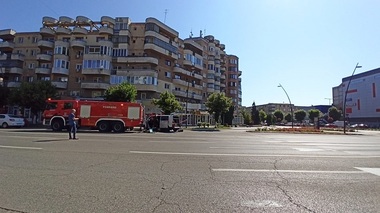 UPDATE - Alertă la Deva, din cauza unei valize abandonate în apropierea unui centru comercial / Valiza conţinea bunuri de uz personal - FOTO
