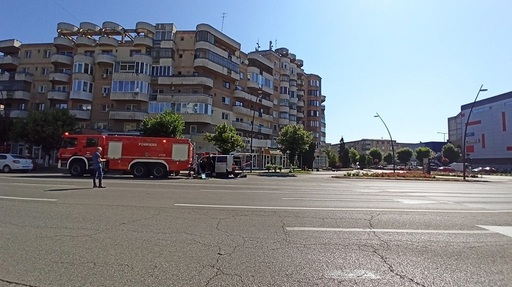 UPDATE - Alertă la Deva, din cauza unei valize abandonate în apropierea unui centru comercial / Valiza conţinea bunuri de uz personal - FOTO