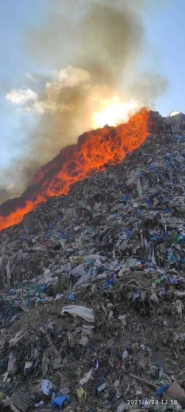 UPDATE - Nou incendiu la groapa de gunoi a municipiului Sighişoara / Gunoaiele ard cu degajare mare de fum, pe o supafţă de 400 de metri păstraţi / Berceanu: Garda de Mediu: Suntem la mila vântului, din păcate - VIDEO

