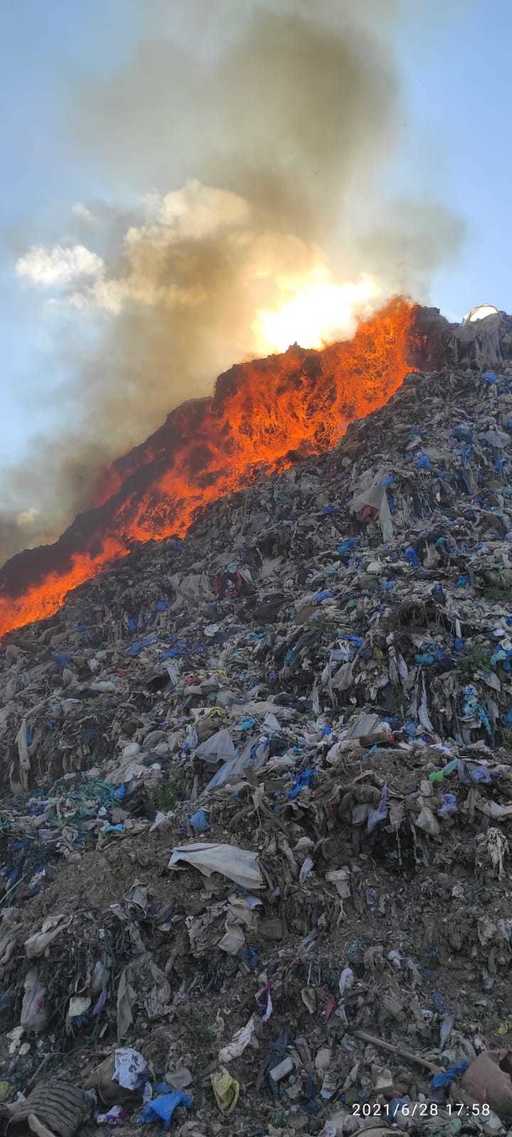 UPDATE - Nou incendiu la groapa de gunoi a municipiului Sighişoara / Gunoaiele ard cu degajare mare de fum, pe o supafţă de 400 de metri păstraţi / Berceanu: Garda de Mediu: Suntem la mila vântului, din păcate - VIDEO

