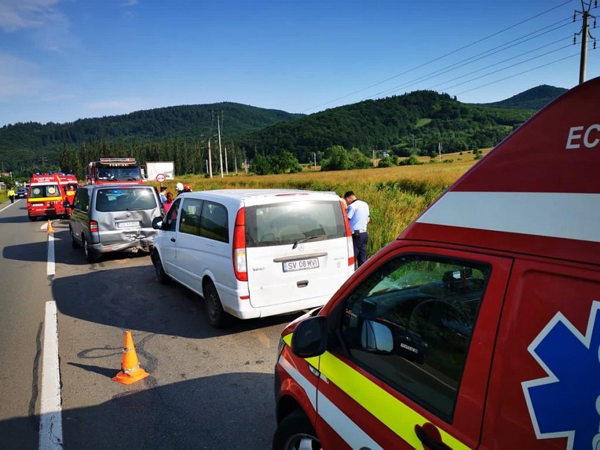 Două microbuze şi un autoturism, implicate într-un accident la Gura Humorului - 7 persoane au fost transportate la spital