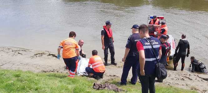 UPDATE Doi bărbaţi care au căzut cu maşina în apă pe Braţul Borcea au fost găsiţi decedaţi - FOTO