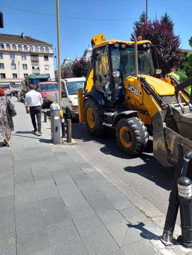 Stradă din Craiova, blocată de mai multe utilaje / Proprietarul acestora susţine că are de recuperat bani de la Consiliul Judeţean / Poliţiştii au intervenit pentru deblocarea drumului - FOTO

