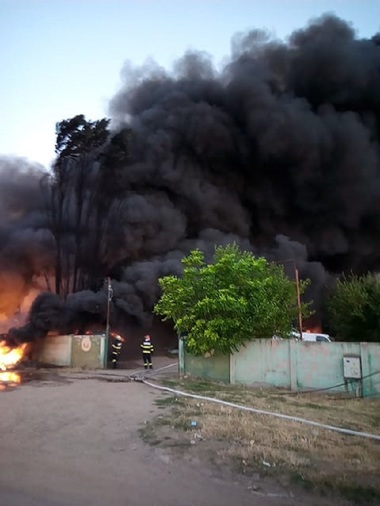 Incendiu puternic la un depozit de deşeuri plastice reciclabile din Salonta - FOTO, VIDEO