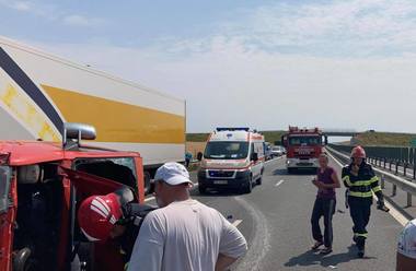 UPDATE - Timiş: Microbuz cu 9 persoane, răsturnat pe autostrada A1 în urma unui accident rutier / A fost alertat elicopterul SMURD/ Accidentul, provocat de un bărbat de 37 de ani - FOTO