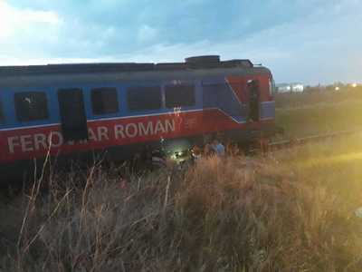 UPDATE - Giurgiu: Trafic rutier şi feroviar oprit în localitatea Bălănoaia, după ce un tren plin cu păcură şi benzină a lovit un camion plin cu piese auto / Scurgeri de combustibil / TIR-ul a fost purtat 50 de metri pe calea ferată