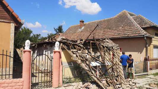 Mureş: Un zid degradat a căzut peste acoperişul unei case pe care se afla un branşament electric / Branşamentul, doborât / Imobilul nu mai poate fi locuit - FOTO