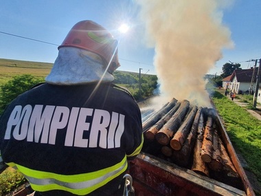 Trafic feroviar întrerupt temporar pe Magistrala 300, în judeţul Braşov, după un incendiu produs la primul vagon al unui tren de marfă - FOTO