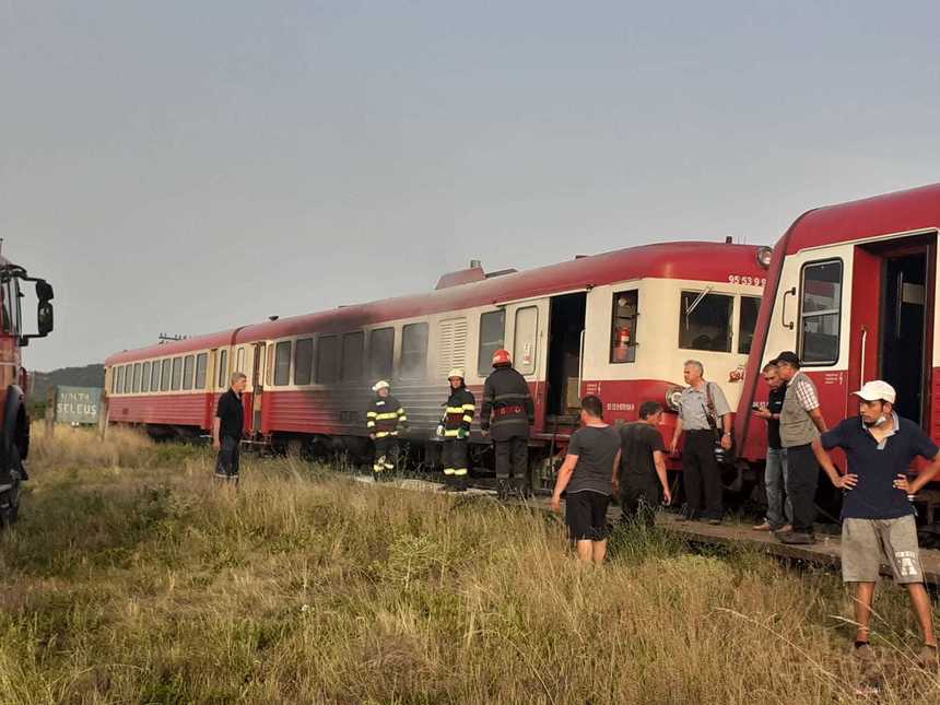 Arad: Incendiu la un tren, în Halta Seleuş/ Opt persoane se aflau în garnitură, reuşind să coboare fără probleme - FOTO