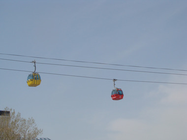 UPDATE - Persoane blocate în Telegondola din Mamaia, după ce aceasta s-a oprit. Telegondola a fost acţionată manual şi toate cele peste 100 de persoane au fost coborâte/ Două femei au suferit atacuri de panică