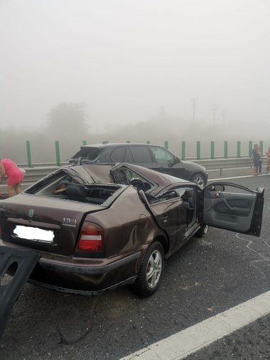 UPDATE - Accidente în lanţ cu 55 de autovehicule în patru puncte apropiate de pe A2, pe sensul către litoral - 16 persoane, inclusiv copii, la spital. Traficul, reluat/ În noiembrie 2016, un accident similar s-a soldat cu patru decese - FOTO, VIDEO
