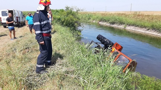 Dolj: Bărbat mort după ce a căzut cu tractorul într-un canal. Trupul său a fost scos de către scafandri
