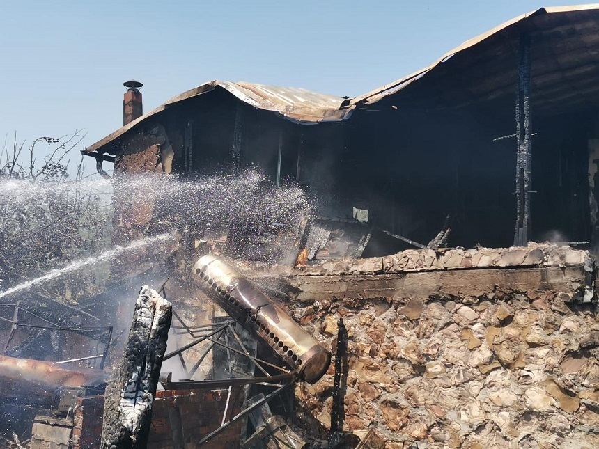 Tulcea: O pensiune din Crişan a fost distrusă într-un incendiu. Focul a fost stins după opt ore / Un pompier a fost rănit,fiind transportat la Spitalul Floreasca  - FOTO
