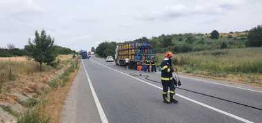 Mai multe butelii de gaz au căzut dintr-un TIR care circula pe DN 19, la ieşirea din Oradea/ Pompieri au intervenit pentru a evita producerea unei explozii - FOTO, VIDEO