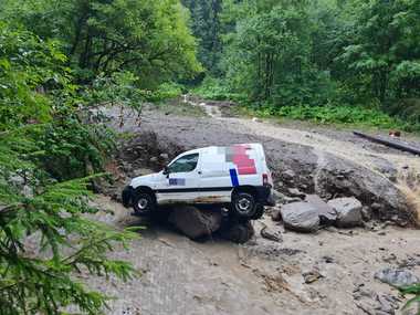 UPDATE - Neamţ: Şase autoturisme au rămas blocate pe un drum judeţean, după ce a căzut un copac / Salvamont, dar şi pompierii intervin în zonă / Ocupanţii maşinilor nu au nevoie de îngrijiri medicale - FOTO / VIDEO