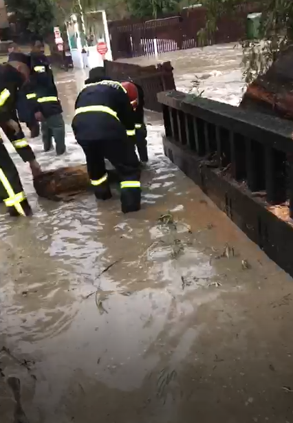 Braşov: Inundaţii în opt localităţi, în urma ploilor torenţiale. Acoperişurile a două case au luat foc după ce au fost lovite de trăznet - VIDEO