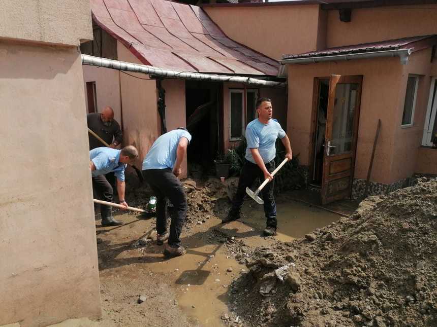 Prahova: Viiturile au inundat 50 de locuinţe şi un supermarket din staţiunea Buşteni. Terasamentul căii ferate, afectat de ape - FOTO, VIDEO