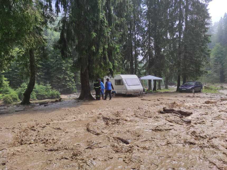 UPATE - Argeş: 60 de turişti, adulţi şi copii, evacuaţi după ce drumul de acces spre zona unde campaseră, la Lereşti, a fost afectat de o viitură