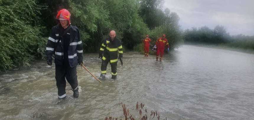 UPDATE - Prahova: Operaţiune dificilă pentru salvarea unui copil de 10 ani căzut într-un fost baraj / Un adult a intrat în apă şi l-a susţinut, dar debitul apei este foarte mare / Ambii au fost scoşi 