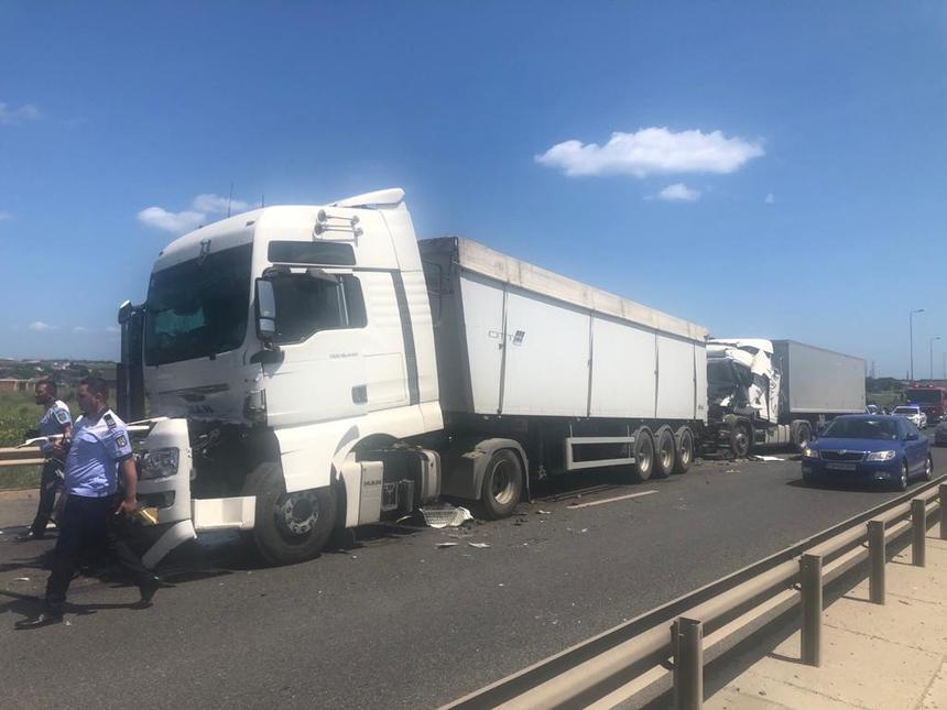 Constanţa: Trei camioane s-au ciocnit pe Autostrada A4. O persoană a fost rănită - FOTO