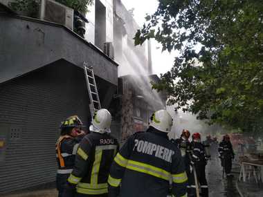 UPDATE - Incendiu cu degajări mari de fum, la complexul de la Piaţa Delfinului din Bucureşti/ Pompierii intervin cu mai multe autospeciale/ 65 de persoane au fost evacuate - FOTO