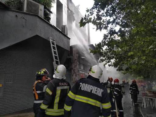 UPDATE - Incendiu cu degajări mari de fum, la complexul de la Piaţa Delfinului din Bucureşti/ Pompierii intervin cu mai multe autospeciale/ 65 de persoane au fost evacuate - FOTO