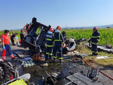 UPDATE - Bacău - Accident grav pe DN2, la ieşirea din Răcăciuni - Şapte persoane, inclusiv doi copii, au decedat. Cinci persoane au fost rănite. A fost activat planul roşu de intervenţie - FOTO