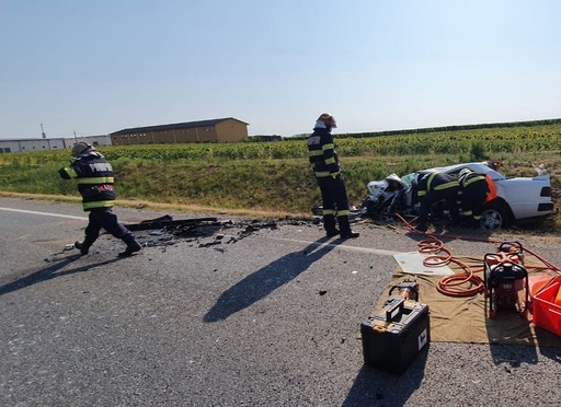 Bihor: Două persoane, printre care şi un minor, au murit într-un accident rutier, iar alte cinci au fost rănite - FOTO

