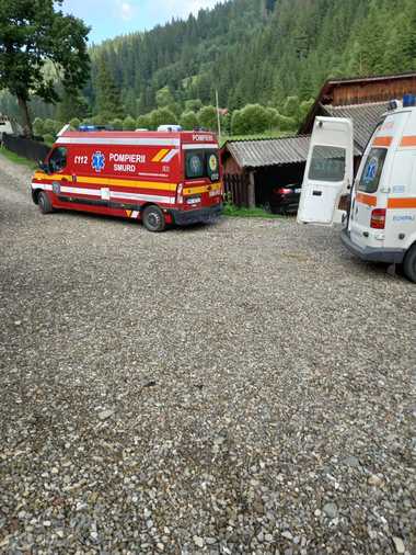 UPDATE - Două persoane au fost lovite de fulger în judeţul Suceava / O echipă Salvamont intervine în zonă/ Cele două victime, un bărbat de 48 de ani şi un adolescent de 15 ani, au fost transportate la spital - FOTO