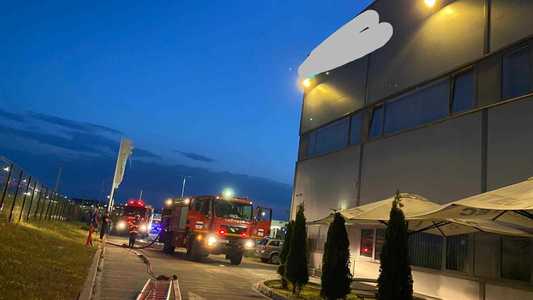 Incendiu la o firmă care produce componente electrice, în Sibiu/ Circa 80 de muncitori s-au autoevacuat preventiv