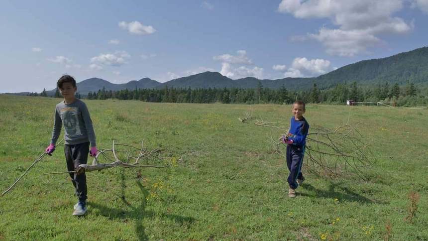 Vrancea: Cei doi fraţi plecaţi de acasă şi găsiţi într-o casă părăsită în apropierea locuinţei, preluaţi de Protecţia Copilului / Minorii au povestit că erau bătuţi, torturaţi şi umiliţi de bunica lor