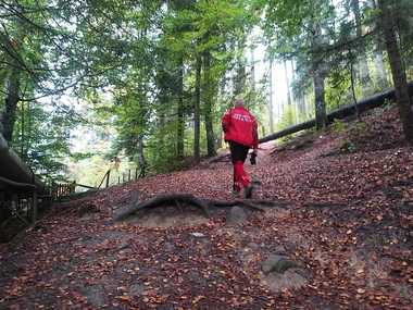 Turist străin, căutat timp de mai multe ore de către salvatori, pe munte. Bărbatul a fost găsit în gara din Braşov - VIDEO